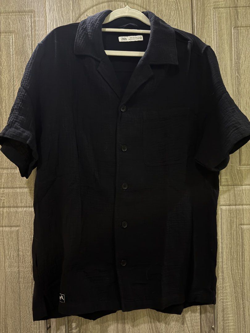 Zara textured polo (Category: Tshirts & Polo Shirts ) located in Cebu City. Submitted by aisla_ (Listing ID 1452104653, Image 1). Description: No flaws.Very black. Textured style.