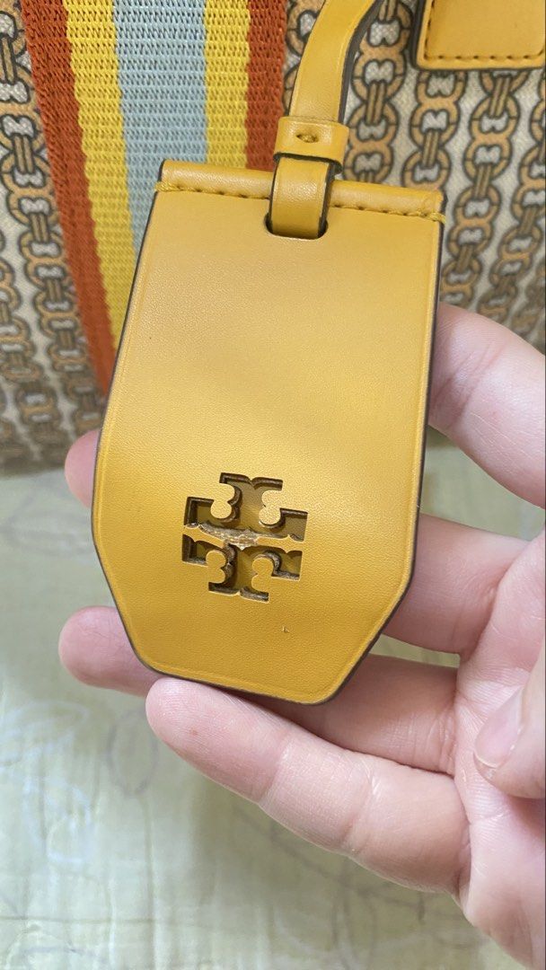 100% Original Tory Burch Gemini Link Tote -Small (Category: Luxury Bags & Wallets) located in Bulacan. Submitted by luxuryboutiquemnl (Listing ID 1452106208, Image 3). Description: Comes with paperbag. Bought in Greenbelt 5 Makati.