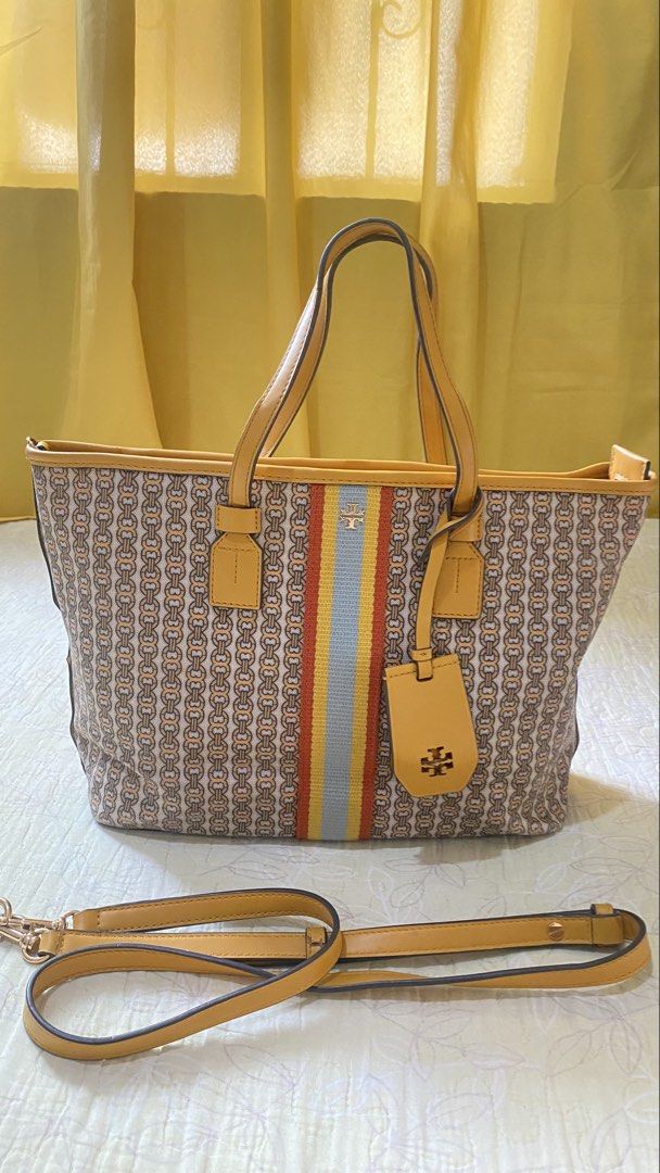 100% Original Tory Burch Gemini Link Tote -Small (Category: Luxury Bags & Wallets) located in Bulacan. Submitted by luxuryboutiquemnl (Listing ID 1452106208, Image 1). Description: Comes with paperbag. Bought in Greenbelt 5 Makati.