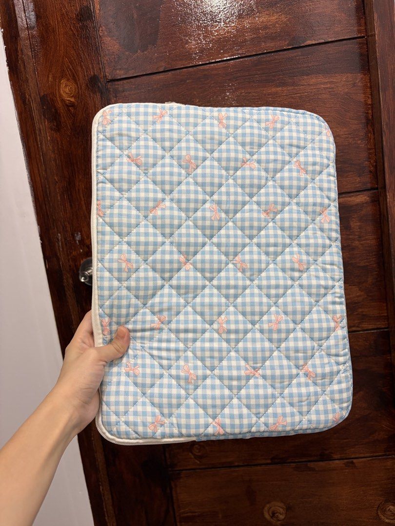 14 Inches Laptop Bag/Cover (Category: Laptop Bags & Sleeves) located in Manila. Submitted by blyonlineshop (Listing ID 1452294700, Image 1). Description: With Foam Inside.