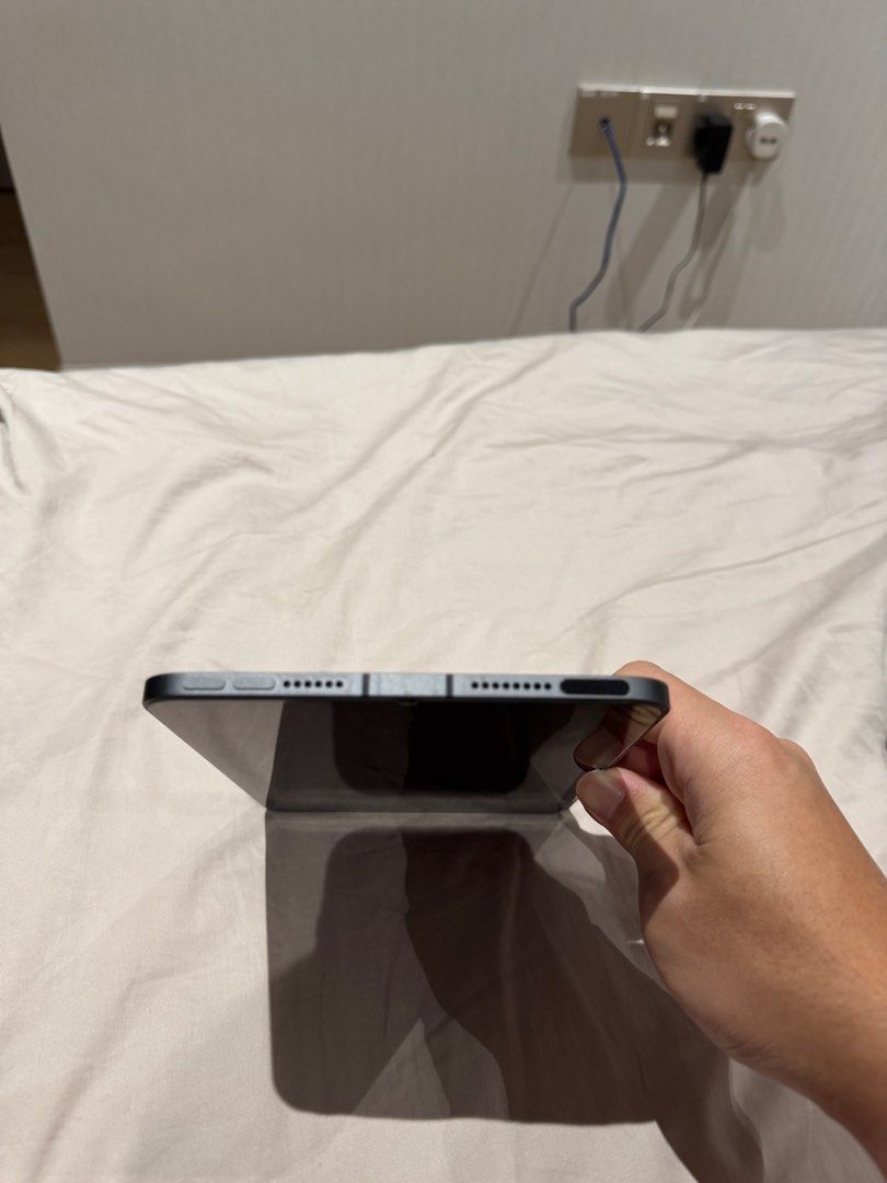 (Category: iPad) located in Singapore. Submitted by anz0904 (Listing ID 1452281947, Image 3). Description: - iPad Mini 6th Gen WiFi + Cellular - Color: Space Gray - storage: 64GB - Condition: Great, no major scratches/dents - Usage: Notes and light browsing - Includes: Protective case and original box - Reason for Selling: Upgraded.