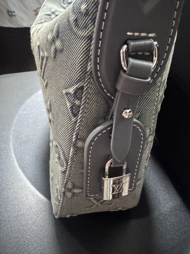 lv bag （分類：單肩包）位於 Hong Kong。 由 scy888 提交（商品編號 1452268939，圖片 3）。簡介： 1.牛仔布料 $500 Size：33*21cm 2.allin bb $400 有塵袋，只限面交。