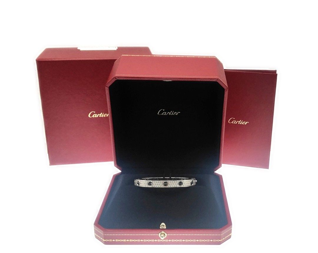 カルティエ Cartier LOVE 經典款 鋪鑲鑽石 陶瓷 手鐲 Size17 | 官方推薦店·折扣優惠 （分類：飾物及配件）位於 Hong Kong。 由 jacky_appraiser_hk 提交（商品編號 1452171144，圖片 2）。簡介： LOVE 系列於 1969 年在紐約誕生，現已成為全球標誌。 這一切都始於第一個創作，即由珠寶大師 Aldo Cipullo 設計的黃金 LOVE 手鐲。 自問世以來，LOVE 手鐲為本世紀一些最具代表性的情侶手腕增光添彩， 該系列現已擴展至包括各種手鐲、戒指、項鍊和耳環，並以鑽石裝飾詮釋獨特的情感表達。 鎖住你的愛，直到永遠。 官網新款售價：HK$388,000 品牌：Cartier 系列：Love 名稱：寬版 滿天星 陶瓷 材質：750白金 尺寸：17 寬度：6.7毫米 配件：盒／全球聯保证书 產品型號：N6032417 安心保障：專屬陪驗認證服務 商品狀況：極佳 (可參考新舊評級) 新舊程度評級 全新：從未戴過（未拆包裝） 極佳：
