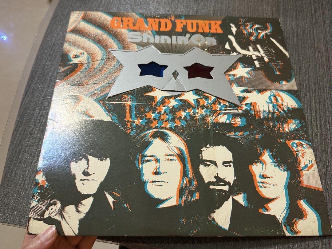 黑膠唱片 Grand Funk "Shinin' On" 1974 年 （分類：音樂與媒體 - 黑膠碟）位於 Hong Kong。 由 cokguzel 提交（商品編號 1452288770，圖片 1）。簡介： 1974年 Grand Funk ”Shinin‘ On“ 黑膠唱片 父親珍藏超過50年 有歲月痕跡 但正版保存良好 港鐵將軍澳綫沿綫交收。