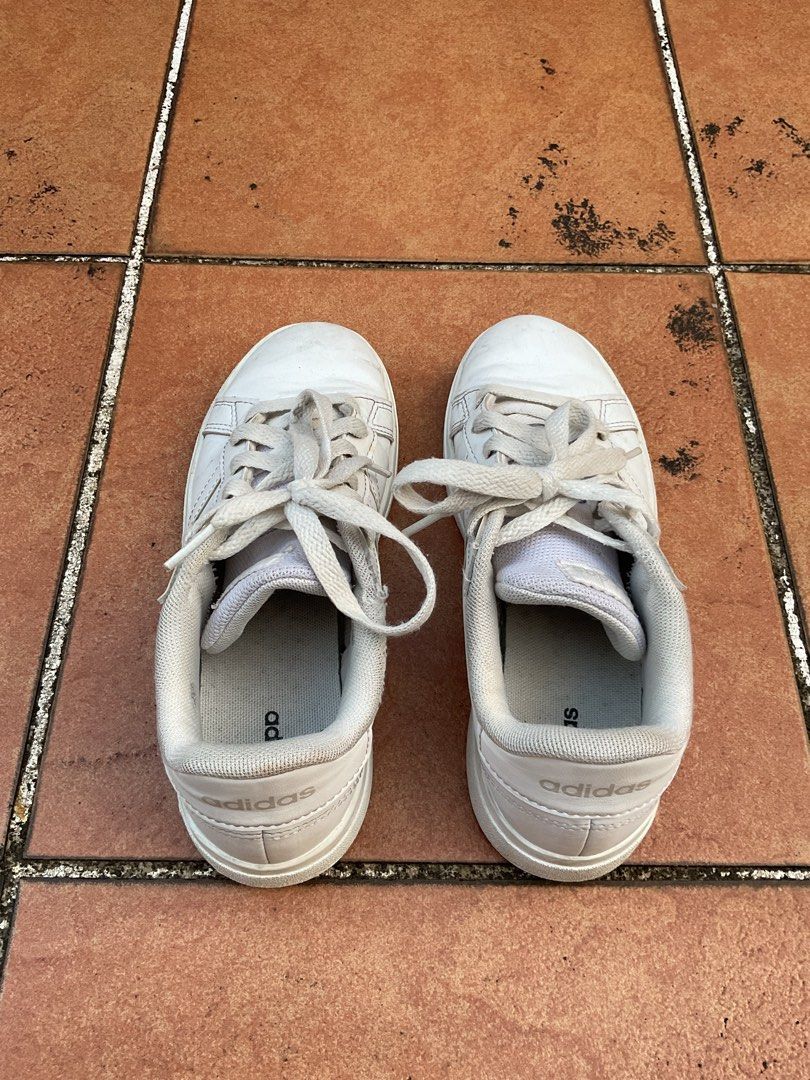 中童Adidas波鞋 [免費送出] （分類：嬰兒及小童流行時尚）位於 Hong Kong。 由 encorelai 提交（商品編號 1452234447，圖片 3）。簡介： 中童Adidas波鞋 免費送出 尺碼可參考圖五 歡迎大埔太和交收 Welcome to meet at Tai Wo。