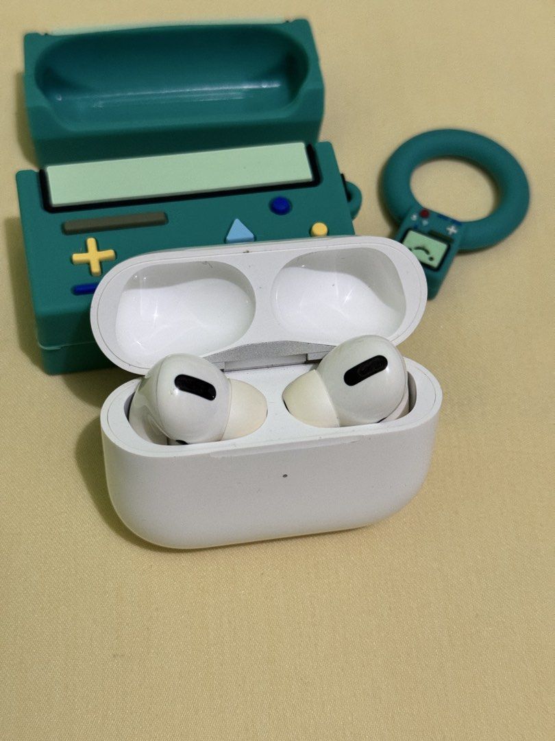 Apple AirPods Pro with Case - Lightning (Category: Earphones) located in Meycauayan. Submitted by jamclos.et (Listing ID 1452262048, Image 2). Description: Complete with box, extra ear tips and lightning cable ⚠️ Left ear piece not working, needs to be fixed.