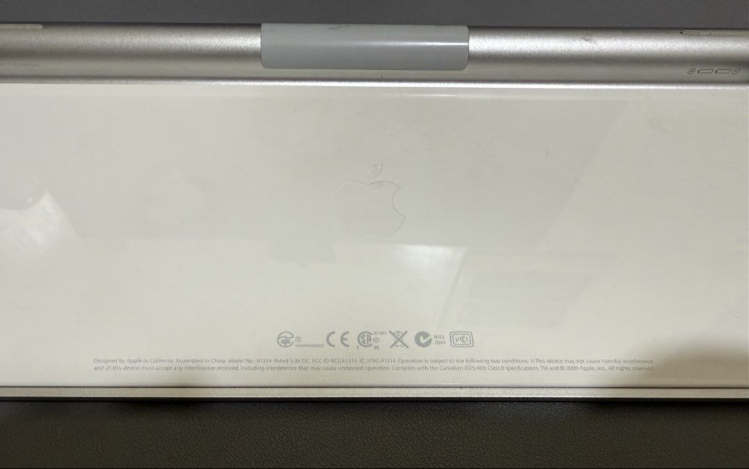 Apple Magic Keyboard Arabic/English A1314 (Category: Computer Keyboard) located in Quezon City. Submitted by calizkarra6305 (Listing ID 1452116984, Image 3). Description: FOR SALE: Original Apple Magic Keyboard (2nd Hand) Available: • Apple Magic Keyboard (1st Gen, Model A1314) ✅ 100% Working ✅ Original Apple accessory ✅ Bluetooth connectivity ✅ Uses 2 AA batteries ✅ Compatible with iMac, Mac mini, Mac Studio, MacBook, and compatible iPads ✅ Unit