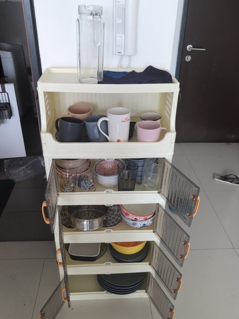 Assorted Kitchenware and Storage Items (Category: Other Kitchenware & Tableware) located in Kuala Lumpur. Submitted by massa1240 (Listing ID 1452197737, Image 1). Description: Selling a bundle of kitchen items. Includes mugs, plates, glasses, a blender, grater, peeler, and storage containers. Also some cling wrap and storage bags. Great for stocking up your kitchen or for a student..