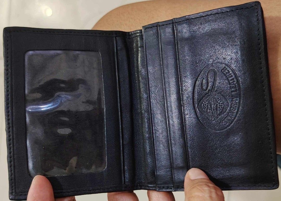 Authentic Genuine Stingray Card Wallet 🖤✨ (Category: Luxury Bags & Wallets) located in Angono. Submitted by just.call.me_lazy (Listing ID 1452315368, Image 2). Description: Authentic Genuine Stingray Card Wallet 🖤✨ A rare and durable piece crafted from genuine stingray leather — known for its glossy, beaded texture and long‑lasting quality. Perfect for collectors or anyone who values exotic craftsmanship. 📌 Features: ✔️Exotic stingray leather 