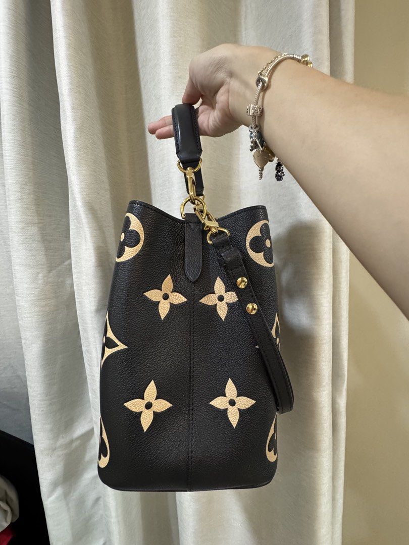 Authentic louis vuitton bucket bag (Category: Luxury Bags & Wallets) located in Manila. Submitted by happylvoe (Listing ID 1452212505, Image 3). Description: Selling my Authentic louis vuitton bicolor neo noe , like new! Inclusions: with box, receipt , paperbag , free bag organizer Selling separately : the wristlet (₱ 20,000).