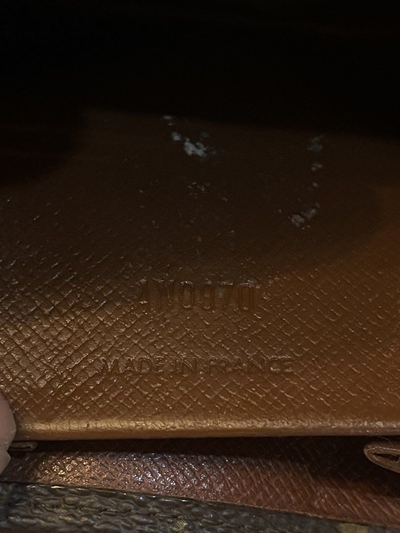 Authentic lv wallet (Category: Luxury Bags & Wallets) located in Cavite. Submitted by ohmie23 (Listing ID 1452293130, Image 2). Description: Authentic lv wallet.