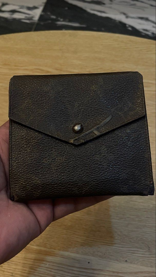 Authentic lv wallet (Category: Luxury Bags & Wallets) located in Cavite. Submitted by ohmie23 (Listing ID 1452293598, Image 1). Description: Authentic lv wallet vintage.