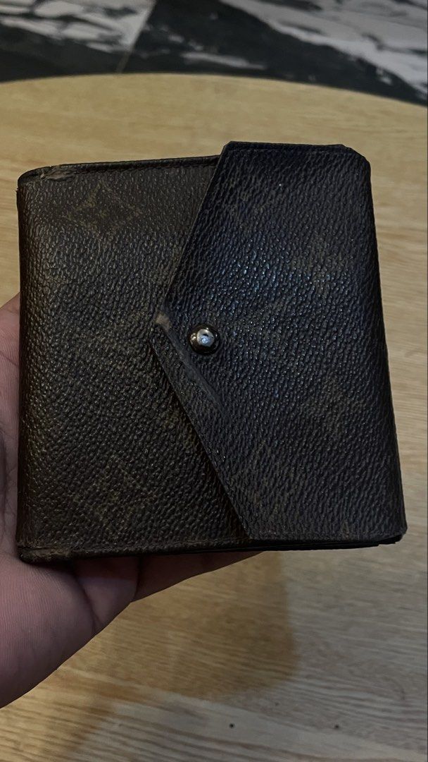 Authentic lv wallet (Category: Luxury Bags & Wallets) located in Cavite. Submitted by ohmie23 (Listing ID 1452293598, Image 2). Description: Authentic lv wallet vintage.