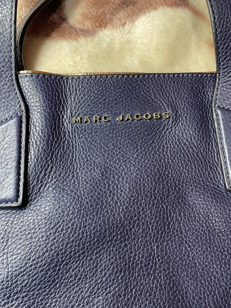 AUTHENTIC MARC JACOBS WINGMAN LEATHER TOTE BAG (Category: Luxury Bags & Wallets) located in Baguio. Submitted by qualifinds (Listing ID 1452304568, Image 3). Description: EXCELLENT CONDITION MINOR RUBS SEE EACH PIC FOR DETAILS WIDTH-17.5 LENGTH-15 GUARANTEED AUTHENTIC💯‼️.