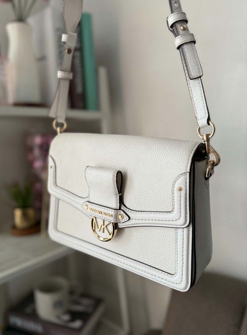 Authentic Mk Sling Bag (Category: Luxury Bags & Wallets) located in Quezon City. Submitted by rych0799 (Listing ID 1452193395, Image 2). Description: Yung pink sa camera lang po yan. Hindi siya issue. Can provide more pics para iwas nakaw ng scammers here Condition:8.5/10 need to be clean by you po if ever bibilhin. .