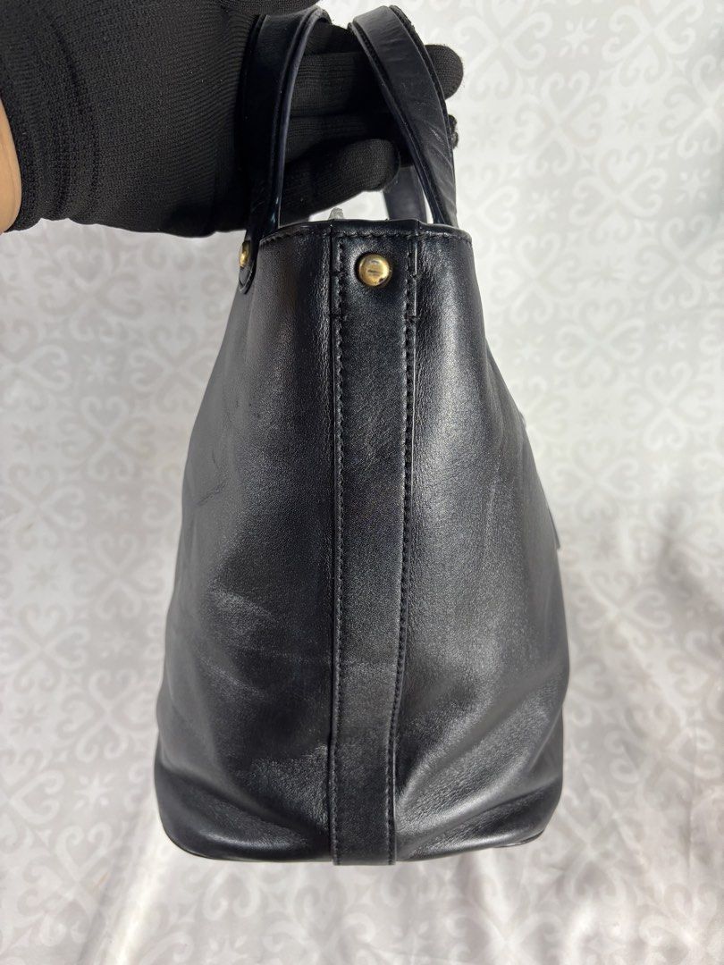 Authentic Tory Burch Bucket Bag (Category: Bags & Wallets) located in Kuantan. Submitted by leeyong5531 (Listing ID 1452207747, Image 3). Description: 100 % Authentic or 80% Refund.