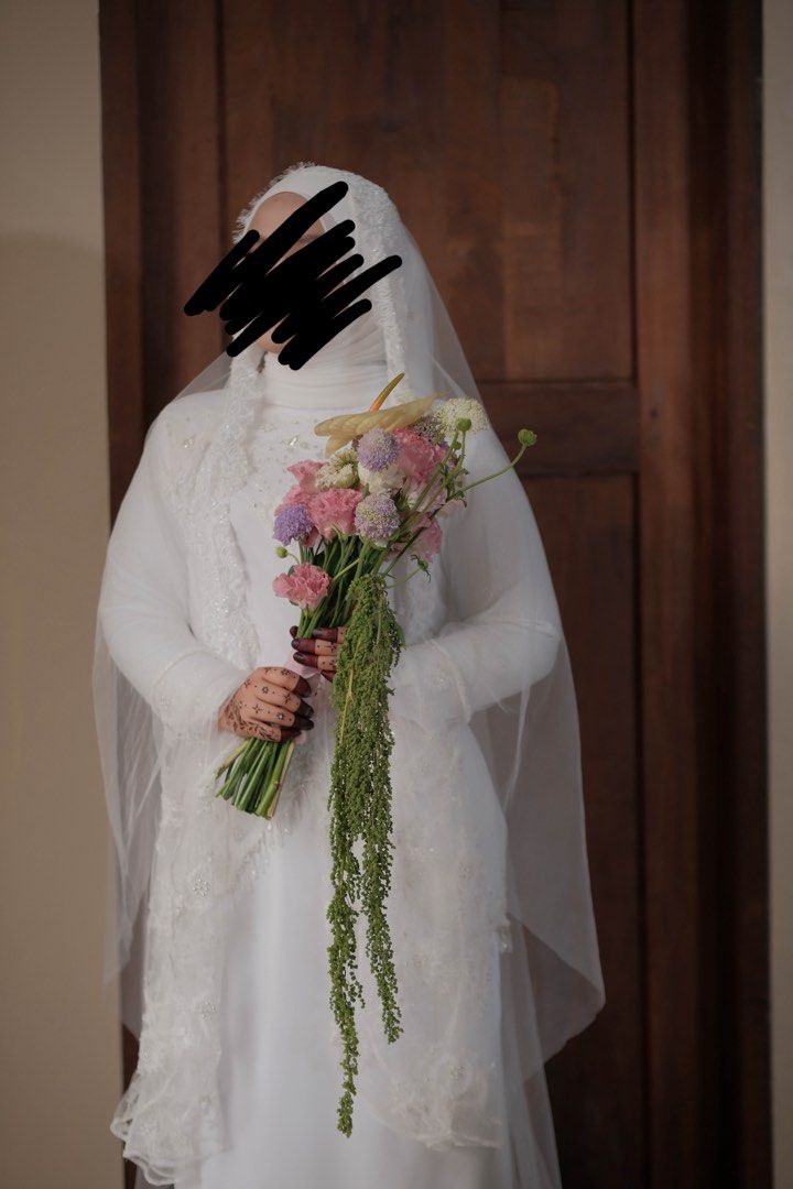 Baju nikah (Category: Baju Kurung & sets) located in Kota Bharu. Submitted by hjrqlh (Listing ID 1452146106, Image 2). Description: Preloved baju nikah. Fully customade from nurna.my. fully hand beaded. Wore once during the wedding. .