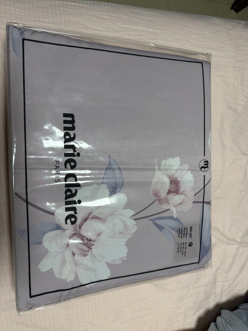 Bed set Q (Category: Bedding & Towels) located in Singapore. Submitted by person101 (Listing ID 1452194721, Image 2). Description: Fitted sheet 152x198+40cm Pillow Sham 50x76+4cm Bolsters case 37x107cm Quilt cover 211x211cm .