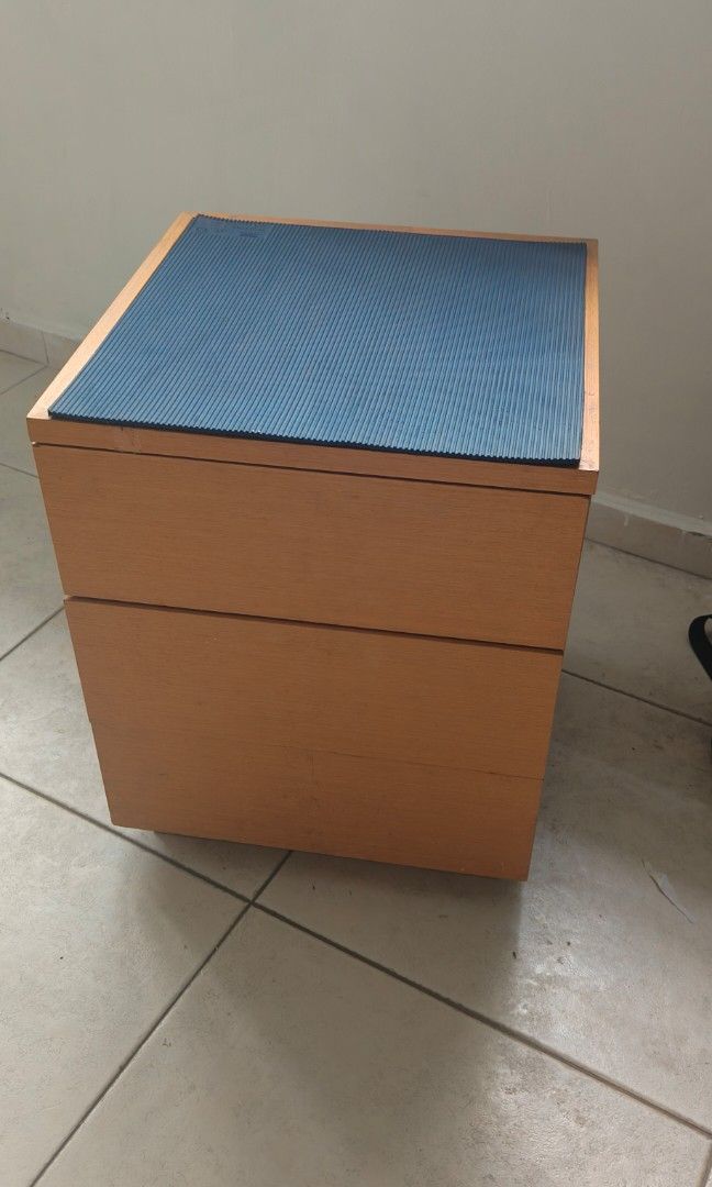 Bedside table (Category: Tables & Sets) located in Singapore. Submitted by hongyangsg (Listing ID 1452148656, Image 1). Description: .
