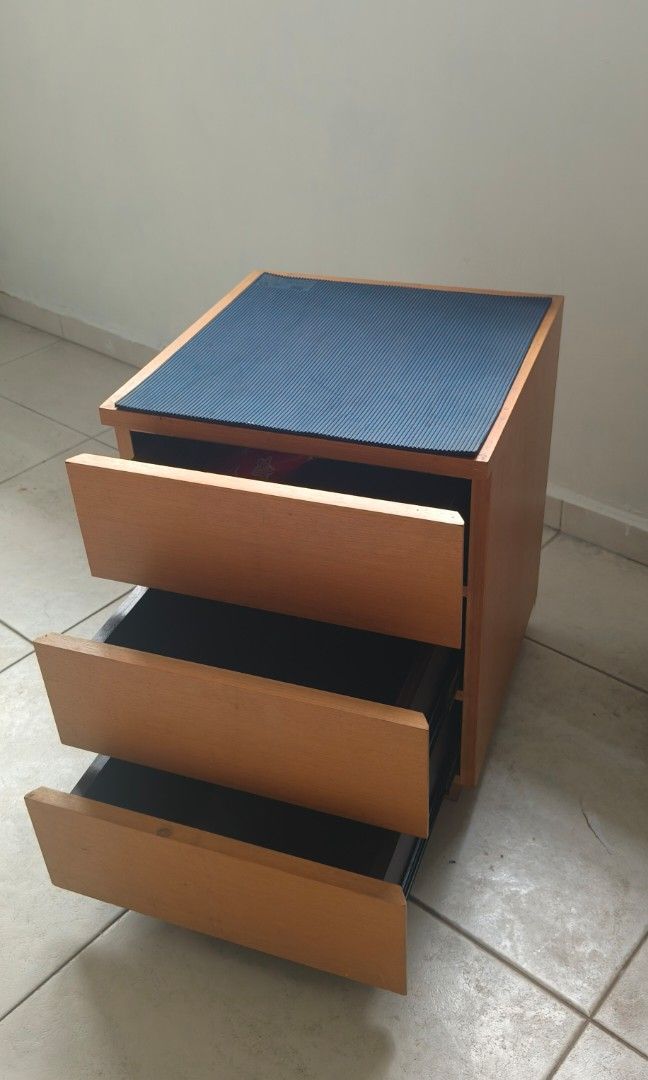 Bedside table (Category: Tables & Sets) located in Singapore. Submitted by hongyangsg (Listing ID 1452148656, Image 2). Description: .