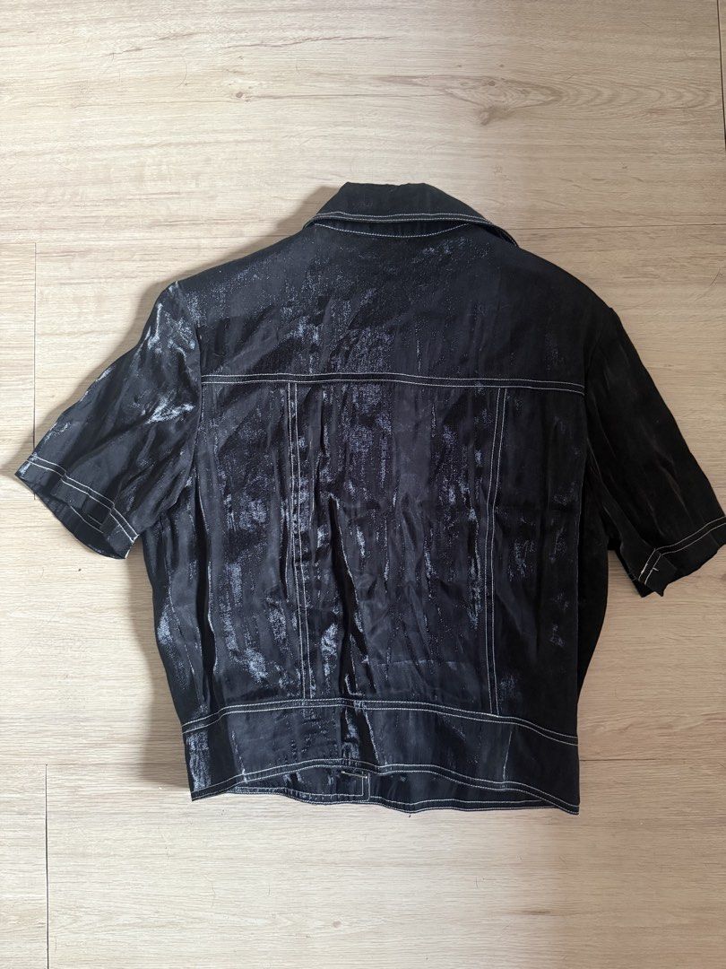 Black Cropped Button Down ( (Category: Coats, Jackets and Outerwear) located in Manila. Submitted by preloved.taft.manila (Listing ID 1452194222, Image 2). Description: - Black button down short sleeve top - A bit cropped - Fits XS - The white marks arent stains. - Fabric has a mix of silver/black Meet up: ONLY Jollibee San Andres Manila Delivery: Lalamove/ J&T/ etc Open for offers Decluttering.