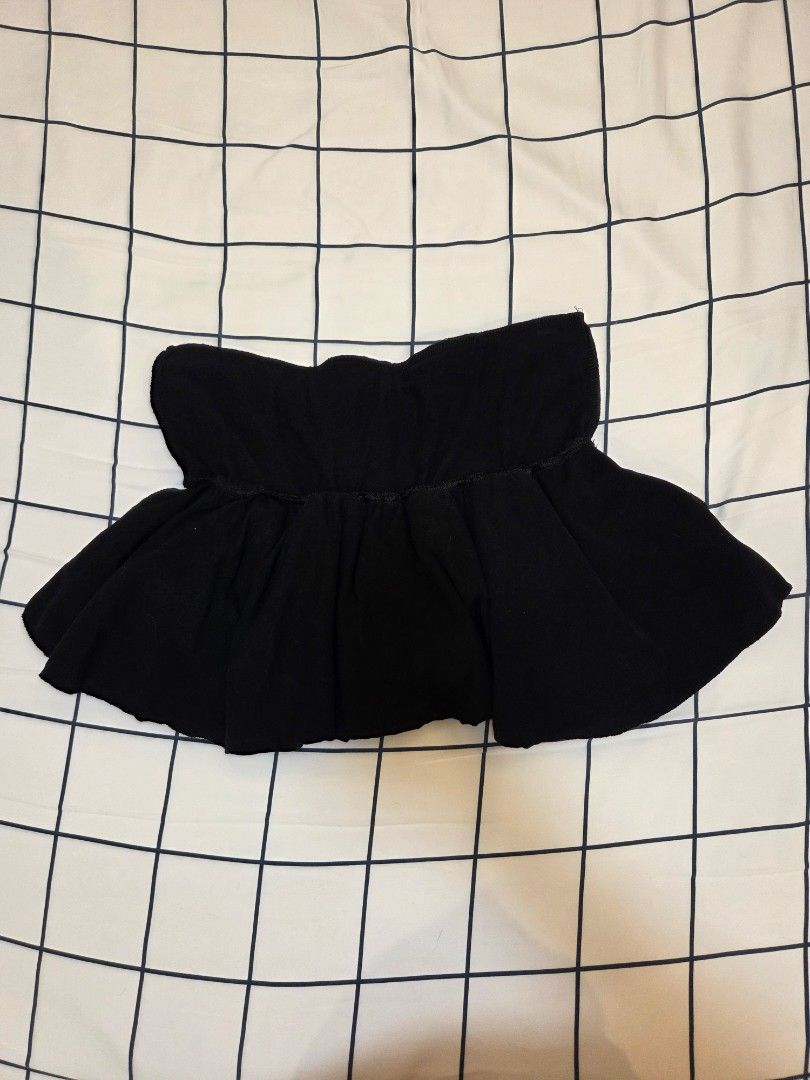 Black Ruffled Skirt (Category: Skirts) located in Paranaque City. Submitted by aii_mails (Listing ID 1452129632, Image 1). Description: .