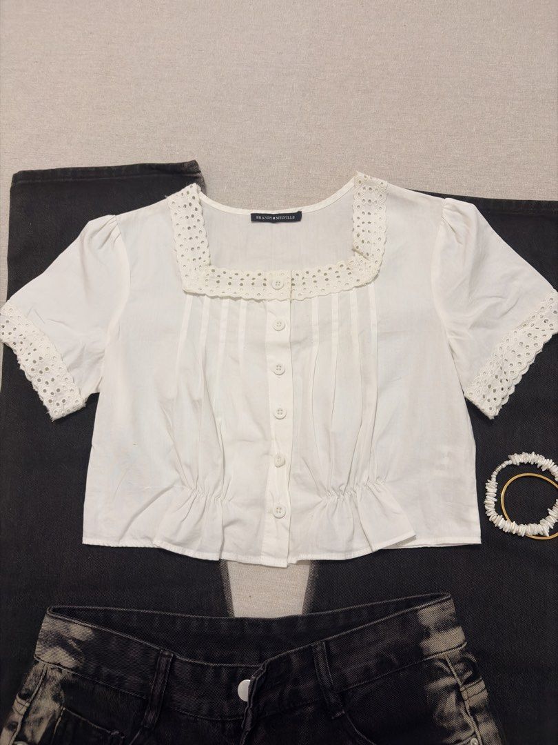 Brandy melville austen lace button crop top (Category: Blouses) located in Valenzuela. Submitted by andreaaah (Listing ID 1452273107, Image 2). Description: L15 B32-33 fits S.