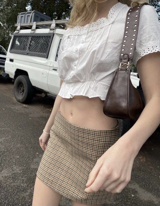 Brandy melville austen lace button crop top (Category: Blouses) located in Valenzuela. Submitted by andreaaah (Listing ID 1452273107, Image 1). Description: L15 B32-33 fits S.