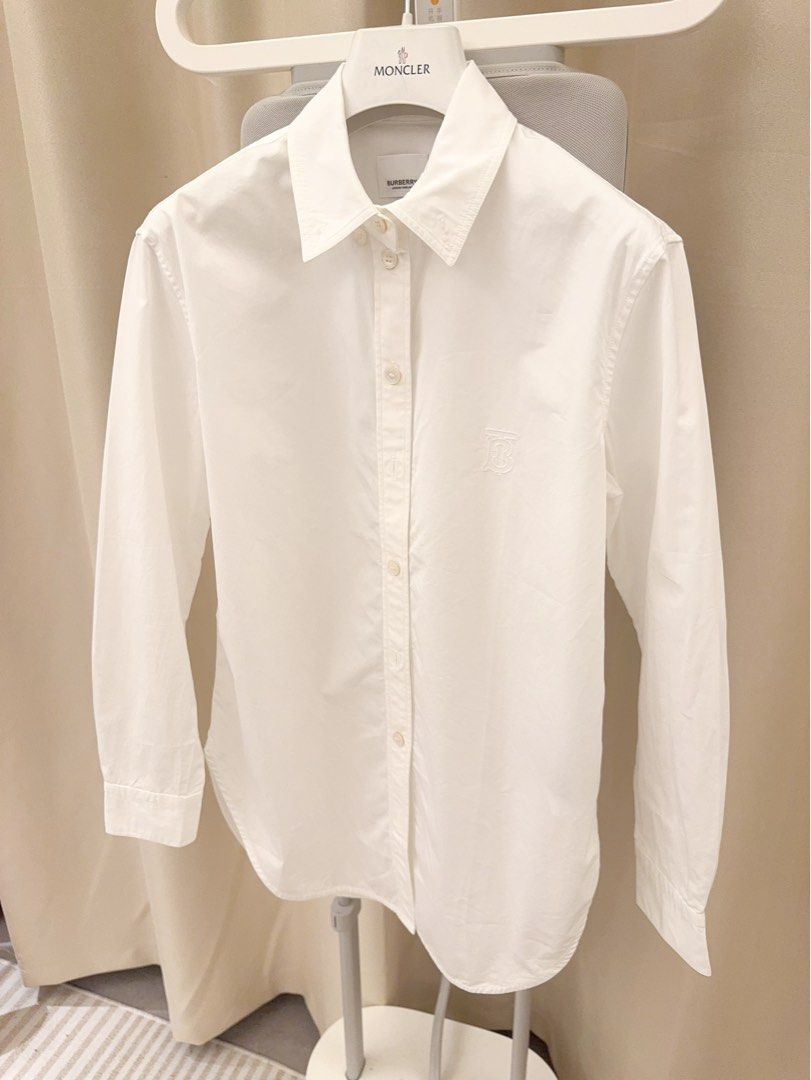 由 bobe56899 (刊登 ID 1452312395，圖片 2) 提交，位於 新北市 (New Taipei) 的 英國🇬🇧 BURBERRY 品牌❤️專櫃購買 保證100%正品🌟女士TB刺繡白色襯衫❤️實品超級美！原價一萬多超低價割愛❤️買到賺到😊 (類別：精品服飾)，說明：BURBERRY品牌❤️ 加拿大專櫃購買保證100%正品⭐️ 女士白色經典款襯衫🌟 胸前有Burberry TB刺繡設計 低調又好看很時尚🌟這件剪裁特別好 白襯衫單穿or當外罩內裡配背心穿都好看❤️ 原價一萬多 超低價割愛❤️ 肩寬：40 cm 胸圍平量：48 cm 全長：72 cm Size :UK2 有任何問題歡迎留言 謝謝😊🤝。
