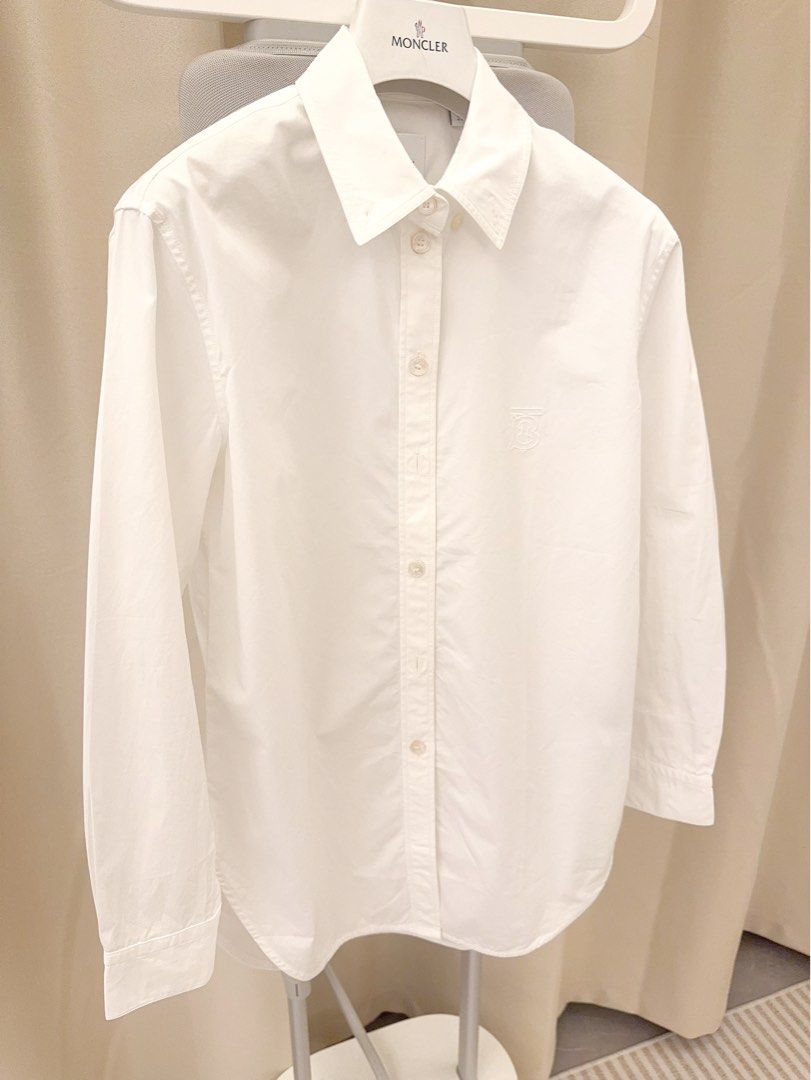 由 bobe56899 (刊登 ID 1452312395，圖片 3) 提交，位於 新北市 (New Taipei) 的 英國🇬🇧 BURBERRY 品牌❤️專櫃購買 保證100%正品🌟女士TB刺繡白色襯衫❤️實品超級美！原價一萬多超低價割愛❤️買到賺到😊 (類別：精品服飾)，說明：BURBERRY品牌❤️ 加拿大專櫃購買保證100%正品⭐️ 女士白色經典款襯衫🌟 胸前有Burberry TB刺繡設計 低調又好看很時尚🌟這件剪裁特別好 白襯衫單穿or當外罩內裡配背心穿都好看❤️ 原價一萬多 超低價割愛❤️ 肩寬：40 cm 胸圍平量：48 cm 全長：72 cm Size :UK2 有任何問題歡迎留言 謝謝😊🤝。