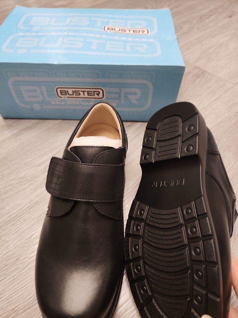 Buster 黑皮鞋 （分類：西裝鞋）位於 Hong Kong。 由 ktkt10 提交（商品編號 1452260964，圖片 3）。簡介： Buster#B29585B 實際 38碼（圖2) (產品設定的碼數不正確的，沒有合適選擇或留空) 中環或港島線沿線交收。