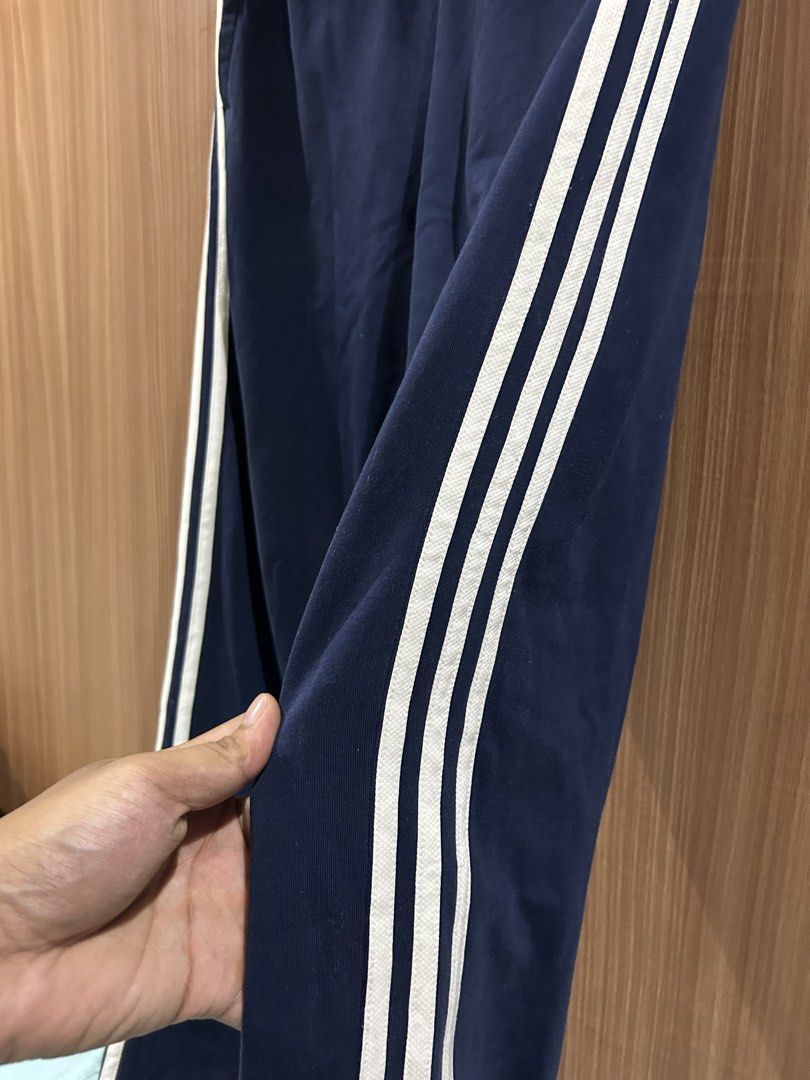 Classic 3Stripes trefoil Adidas Essential Pants (Category: Joggers) located in Quezon City. Submitted by kuyangstore (Listing ID 1452207761, Image 2). Description: Classic 3stripe essential pants! Brandnew condition Size m Waist free size Length 39inches.