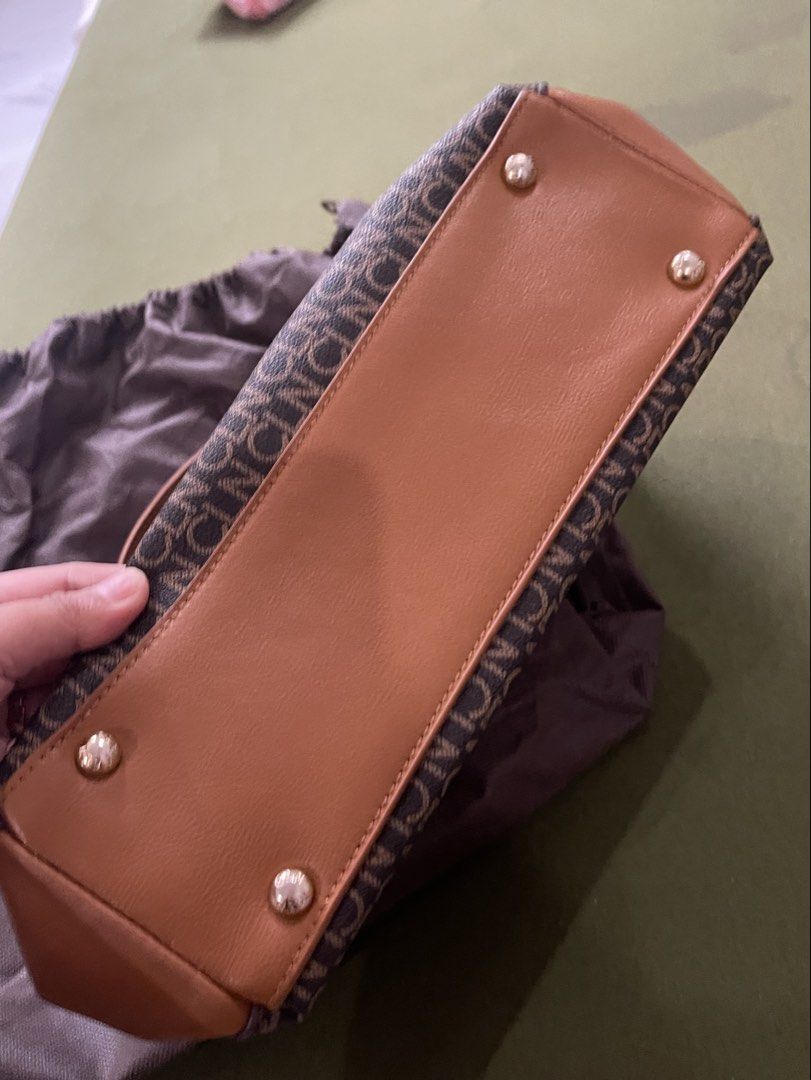 CLN Shoulder Bag (Category: Shoulder Bags) located in Manila. Submitted by shairarose112015 (Listing ID 1452132385, Image 3). Description: Like Brand New Condition , 2 way to wear pwedeng sling bag and shoulder bag comes from extra strap (not used) .