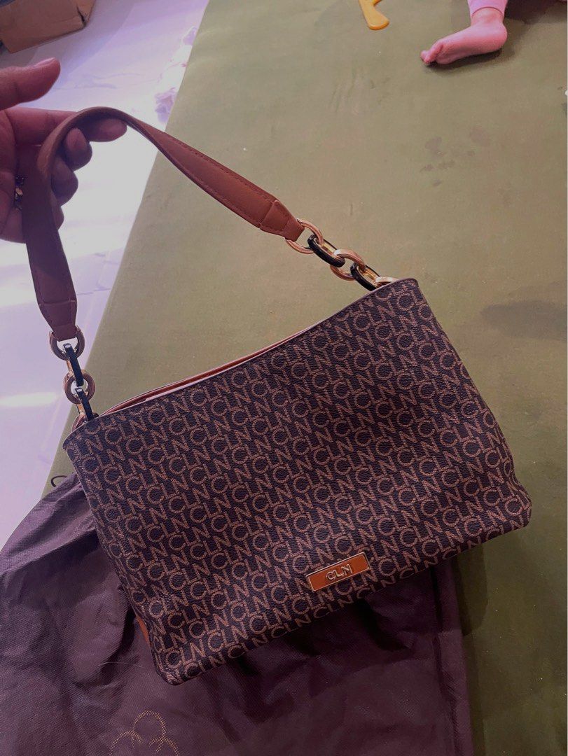 CLN Shoulder Bag (Category: Shoulder Bags) located in Manila. Submitted by shairarose112015 (Listing ID 1452132385, Image 2). Description: Like Brand New Condition , 2 way to wear pwedeng sling bag and shoulder bag comes from extra strap (not used) .