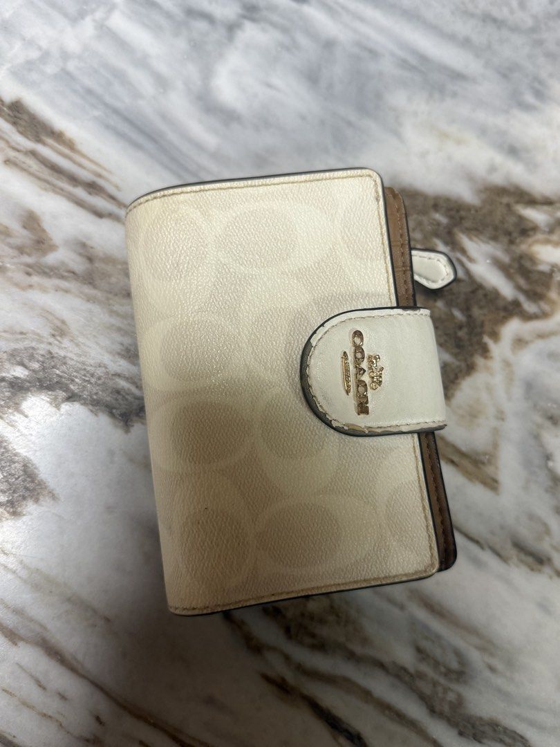 Coach Medium Corner Zip Wallet （分類：銀包、卡片套）位於 Hong Kong。 由 rosiesno1girl 提交（商品編號 1452215368，圖片 1）。簡介： vintage wallet!! 可以裝到好多卡同埋銀仔～ 原價$2xxx🥹。