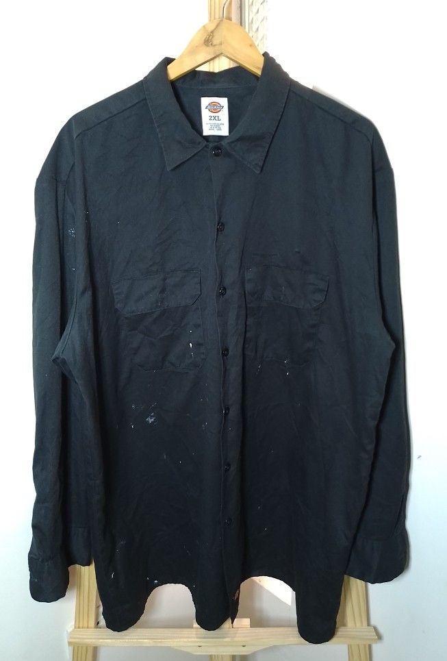 Dickies 2XL Black Long Sleeve Work Shirt (Category: Tshirts & Polo Shirts ) located in Manila. Submitted by patrickjos06722 (Listing ID 1452199690, Image 1). Description: - Dickies Work Shirt - Size: 2XL - Style: Long Sleeves - Features: Two chest pockets with button closures, button-up front - Condition: Some paint marks on the front and back - one visible hole - Versatile: Great for work or casual wear.