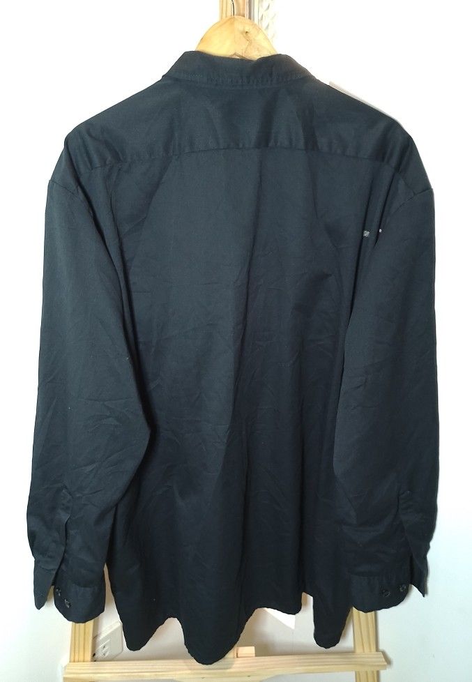 Dickies 2XL Black Long Sleeve Work Shirt (Category: Tshirts & Polo Shirts ) located in Manila. Submitted by patrickjos06722 (Listing ID 1452199690, Image 2). Description: - Dickies Work Shirt - Size: 2XL - Style: Long Sleeves - Features: Two chest pockets with button closures, button-up front - Condition: Some paint marks on the front and back - one visible hole - Versatile: Great for work or casual wear.