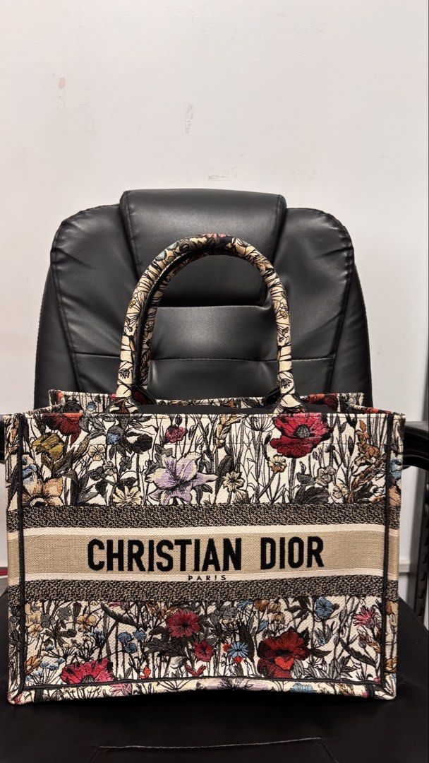 DIOR Book Tote Medium Mille Fleurs Bag (Category: Luxury Bags & Wallets) located in Manila. Submitted by luxemax_09 (Listing ID 1452171855, Image 1). Description: .