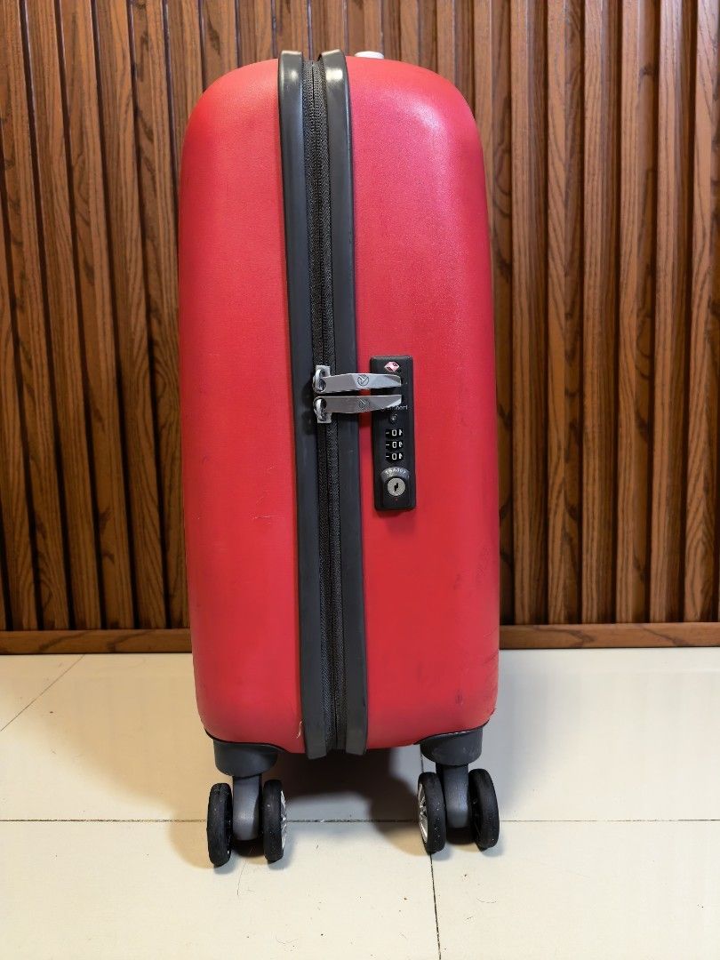 Eminent Handcarry Luggage (Category: Luggage) located in Manila. Submitted by uno001 (Listing ID 1452318577, Image 2). Description: Brand: Eminent ✅ Small Handcarry luggage ✅ H21" xW13.5" x D8.5" ✅ High Quality Durable Body! ✅ Made From Tough Polypropylene 👌 ✅ 360° Wheels All smooth ✅ Telescopic Aluminum Handle ✅ Multi purpose interior ✅ TSA002 Lock with Passcode ✨ Mobility: Equipped with four multi-directional spinner wheels that rotate 360 deg