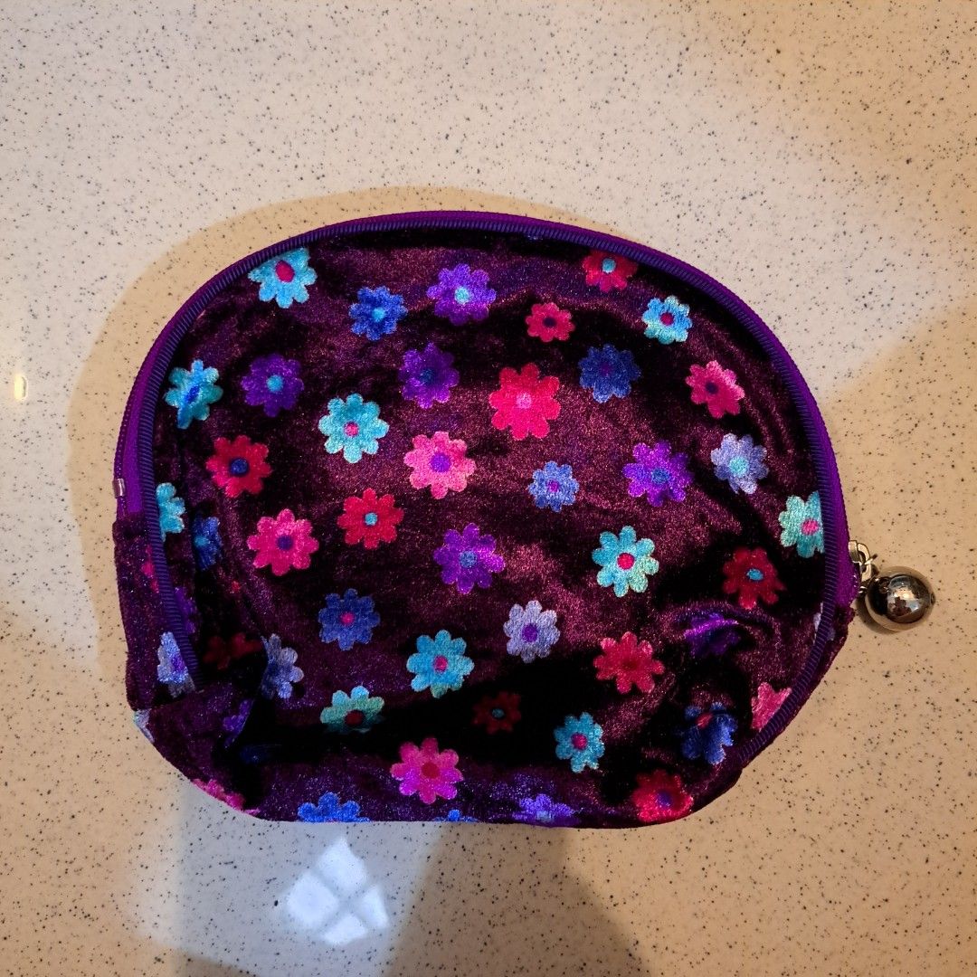 Flower Patter Travel Organizer Pouch (Cosmetic, Accessories, Money Pouch) (Kategori: Tas & Dompet Wanita) berada di Tangerang. Dikirim oleh apiklyused (ID iklan 1452178217, Gambar 2). Deskripsi: 📌 Kondisi: • Belum pernah dipakai • Zipper berfungsi dengan baik dan lancar • Bagian dalam dan luar bersih • Sangat terawat • Tidak ada noda • Siap digunakan dengan kondisi sesuai foto Pouch ini cocok banget untuk dibawa saat traveling (pouch aksesoris, 