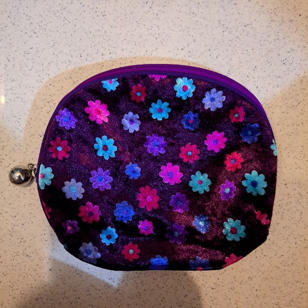 Flower Patter Travel Organizer Pouch (Cosmetic, Accessories, Money Pouch) (Kategori: Tas & Dompet Wanita) berada di Tangerang. Dikirim oleh apiklyused (ID iklan 1452178217, Gambar 1). Deskripsi: 📌 Kondisi: • Belum pernah dipakai • Zipper berfungsi dengan baik dan lancar • Bagian dalam dan luar bersih • Sangat terawat • Tidak ada noda • Siap digunakan dengan kondisi sesuai foto Pouch ini cocok banget untuk dibawa saat traveling (pouch aksesoris, 