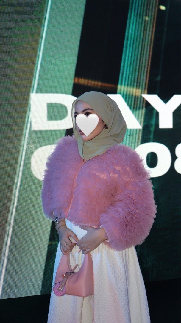 Fluffy Jacket (Category: Coats, Jackets and Outerwear) located in Kota Bharu. Submitted by sarahaydr (Listing ID 1452274041, Image 2). Description: Pakai sekali je.