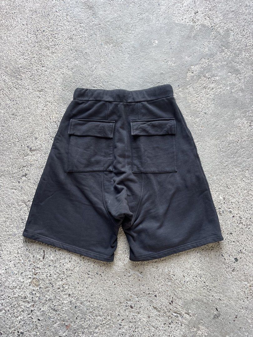 FOG Black Baggy Sweatshorts (Category: Shorts) located in Baliuag. Submitted by cjfindz (Listing ID 1452175505, Image 2). Description: FOG Black Baggy Sweatshorts Dimes (inches) Width: 30-34 Length: 22 Leghole: 13.5 Color Rate: 9.5/10 Condition: Excellent 🪛ISSUE: None Kindly check and zoom the photos for issues. COLOR MAY VARY DUE TO LIGHTING..