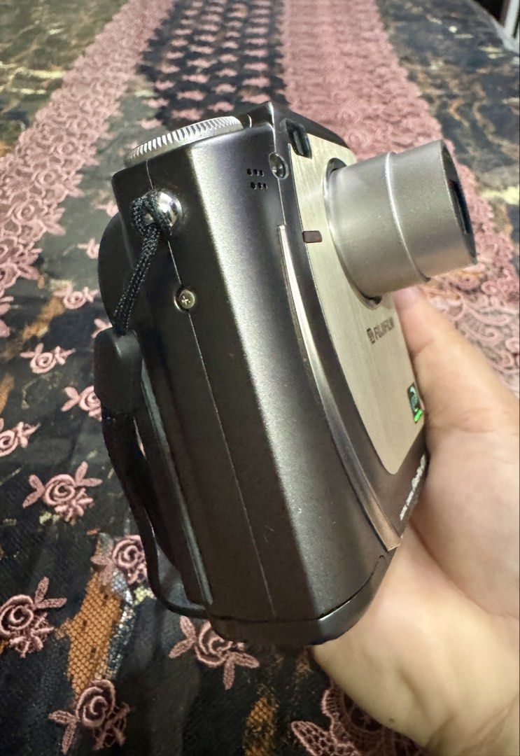 Fujifilm FinePix 4700z Digital Camera (Category: Cameras) located in Cainta. Submitted by danica010314 (Listing ID 1452279995, Image 2). Description: - Fujifilm FinePix 4700z digital camera - Features 3x optical zoom - Powered by AA batteries - Ideal for retro photography enthusiasts.