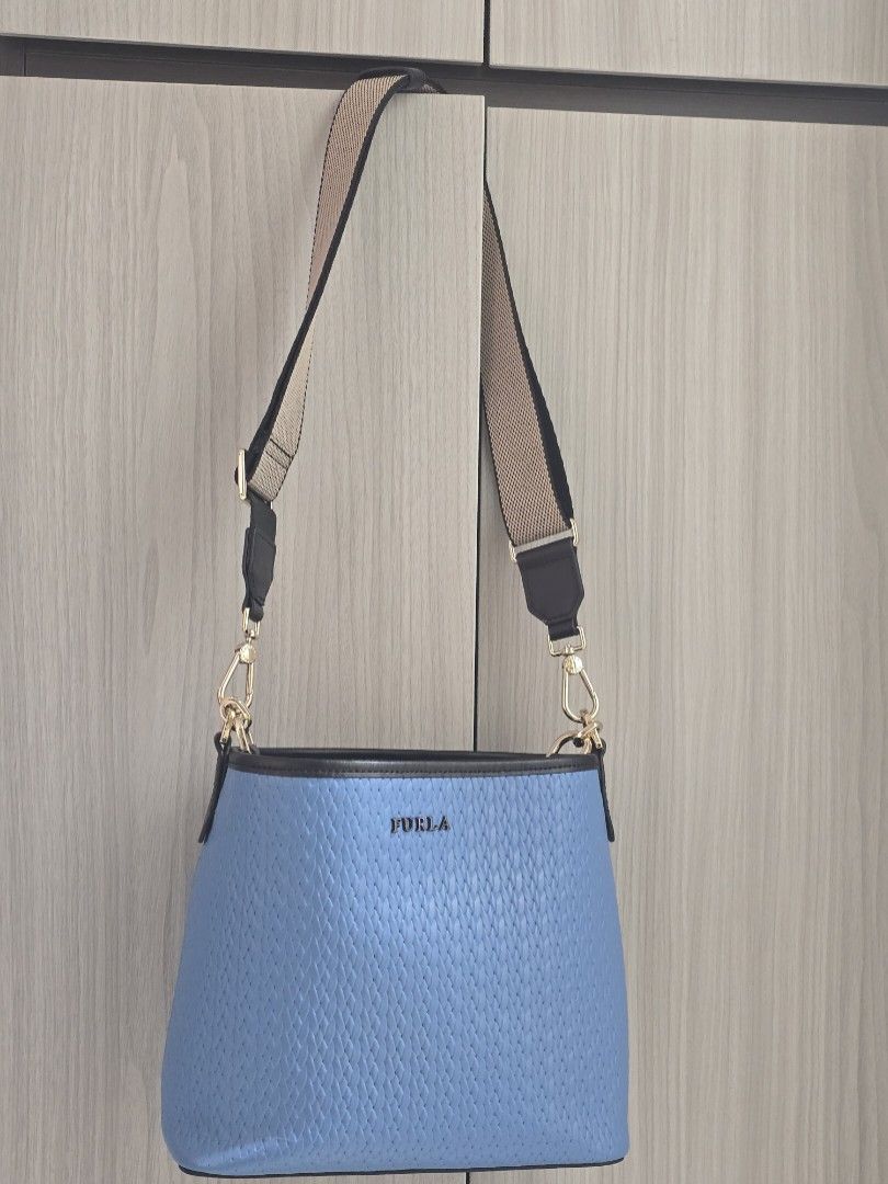 Furla （分類：手袋及銀包）位於 Hong Kong。 由 guppysky 提交（商品編號 1452270967，圖片 3）。簡介： 兩條肩帶可拆，一長一短 狀況良好，有8成以上新淨 可以放好多物品，縮骨傘 電話 銀包等 單肩，斜帶，手抽都可 有曬塵袋，正貨保證。