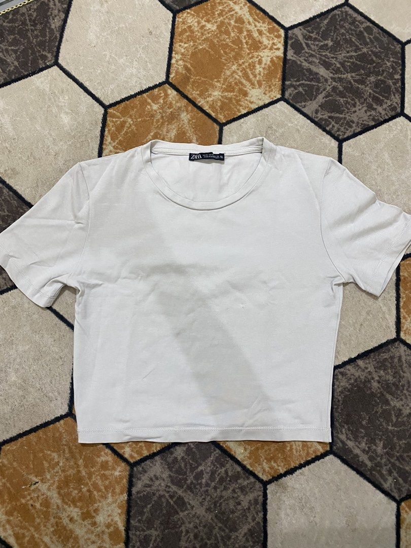 Get 2 ZARA TSHIRT (Kategori: Atasan) berada di Jakarta Selatan. Dikirim oleh two_shop.official (ID iklan 1452246142, Gambar 3). Deskripsi: Get 2 cuma 60.000 Warna soft grey dan black.