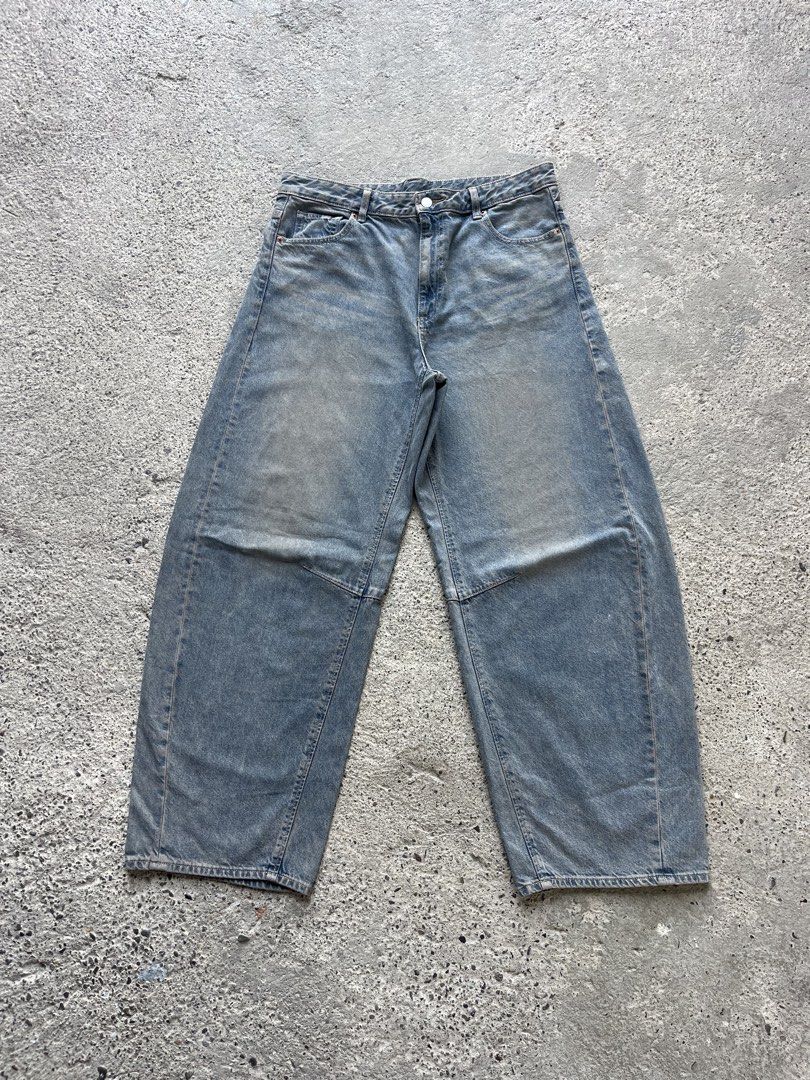 GU Mudwash Baggy Barrel Pants (Category: Jeans) located in Baliuag. Submitted by cjfindz (Listing ID 1452175929, Image 1). Description: GU Mudwash Baggy Barrel Pants Dimes (inches) Width: 35 Length: 42 Leghole: 10 Color Rate: 9.5/10 Condition: Excellent 🪛ISSUE: None Kindly check and zoom the photos for issues. COLOR MAY VARY DUE TO LIGHTING..