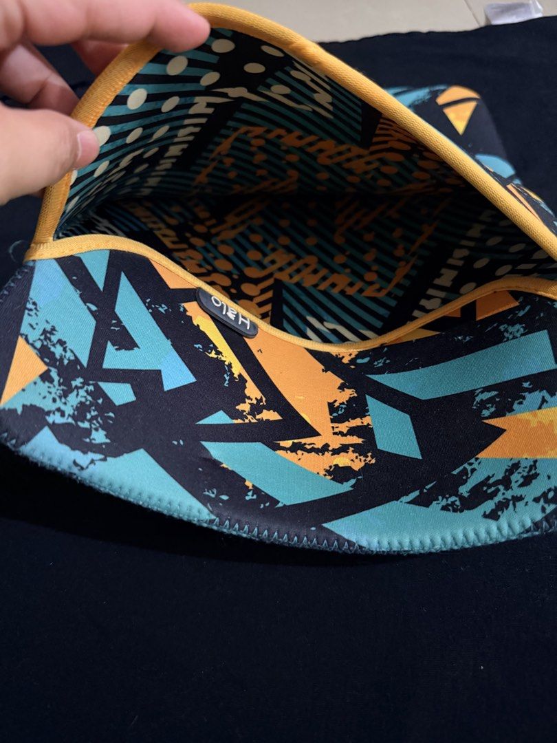 Halo Laptop Sleeve Reversible (Category: Laptop Bags & Sleeves) located in Abucay. Submitted by laviajeraph (Listing ID 1452113569, Image 3). Description: 💻 Halo 13-Inch Laptop Sleeve ✨ Used but not abused ✔️ Good overall condition ✔️ Well-maintained ✔️ Fits up to 13” laptops/MacBooks.