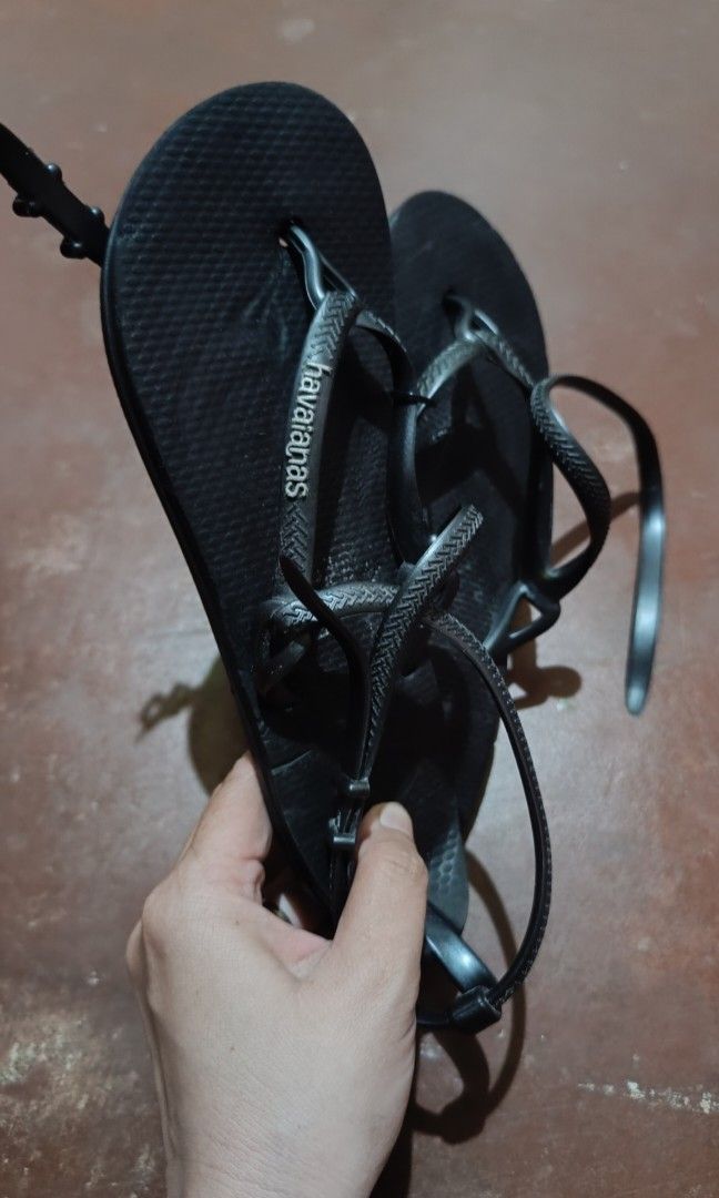Havaianas Black Strappy Flat Sandals (Category: Flats & Sandals) located in Kibawe. Submitted by vastcat_cfe826 (Listing ID 1452277767, Image 3). Description: - Black Havaianas sandals - Strappy design with ankle straps - Features the classic Havaianas logo on the sole - Size: 33-34 - Ideal for casual wear.
