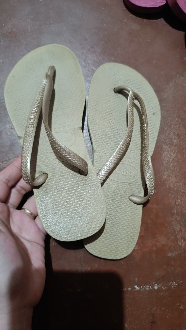Havaianas Flip-flops Gold (Category: Slippers and slides) located in Kibawe. Submitted by vastcat_cfe826 (Listing ID 1452277957, Image 1). Description: - Genuine Gold Havaianas flip-flops - Classic thong sandal style - Easy slip-on design - Perfect for beach days or everyday casual wear - Shows some signs of wear, but still in good, usable condition - Comfortable and durable.